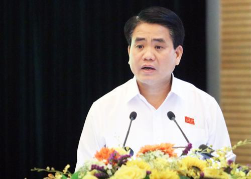 Chủ tịch UBND TP Hà Nội Nguyễn Đức Chung trả lời ý kiến cử tri quận Hoàn Kiếm. Ảnh: Võ Hải.