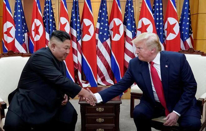 Tổng thống Trump (phải) và Chủ tịch Kim gặp nhau tại Bàn Môn Điếm vào ngày 30.6 /// Reuters