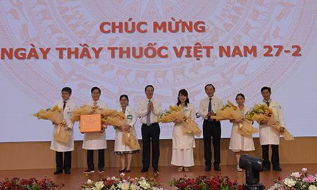 Chủ tịch nước Võ Văn thưởng thăm, chúc mừng Bệnh viện Nhi đồng 1