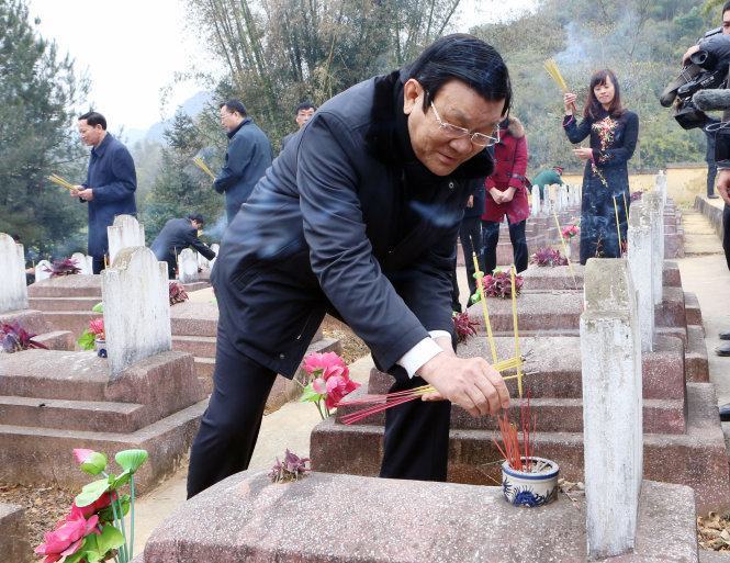 Chủ tịch nước dâng hương tưởng nhớ liệt sĩ bảo vệ biên giới phía Bắc 