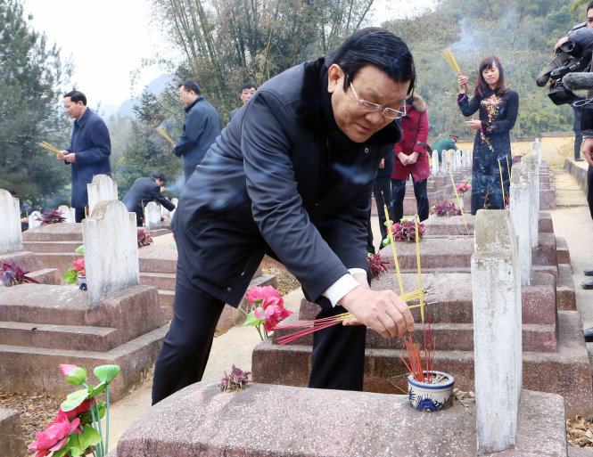 Chủ tịch nước dâng hương tưởng nhớ liệt sĩ bảo vệ biên giới phía Bắc