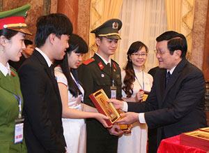 Chủ tịch nước gặp mặt sinh viên tiêu biểu