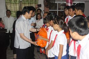 Chủ tịch nước thăm và làm việc tại đảo Cồn Cỏ