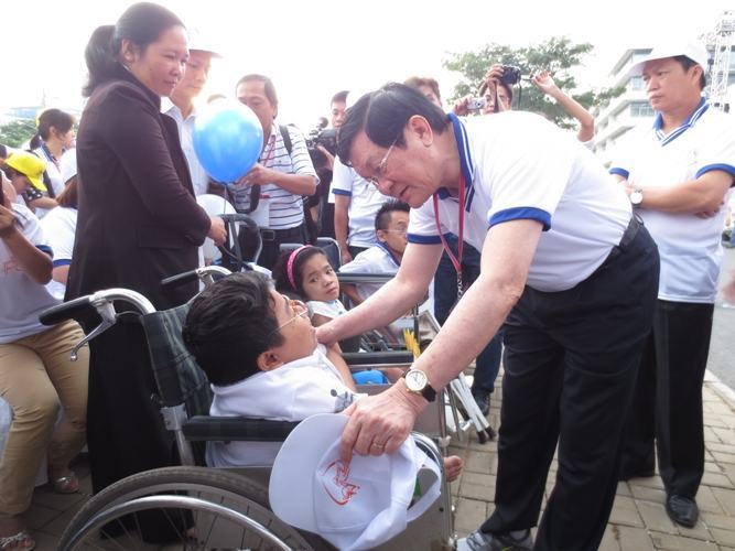 Chủ tịch nước Trương Tấn Sang đi bộ vì người khuyết tật