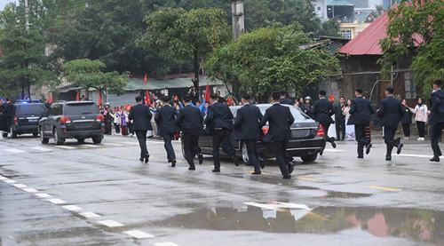 Chủ tịch Triều Tiên Kim Jong-un về Hà Nội bằng xe Mercedes-Benz S600 chống đạn - ảnh 3