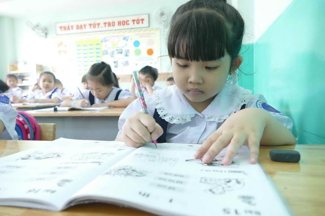 Bộ GD-ĐT quyết định chưa thực hiện đổi mới chương trình, SGK mới đối với lớp 1 từ năm học tới  /// Ảnh: Đào Ngọc Thạch