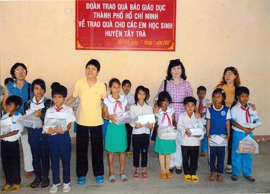 Tặng học bổng cho học sinh tỉnh Quảng Ngãi