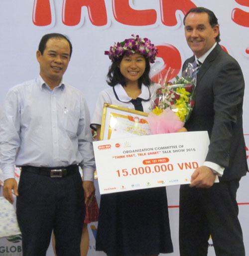 Chung kết cuộc thi “Think Fast, Talk Smart”: Bùi Thị Hồng Uyên giành giải nhất