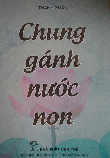 “Chung gánh nước non”