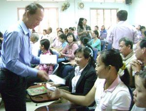 Chút quà xuân ấm áp cho người nghèo