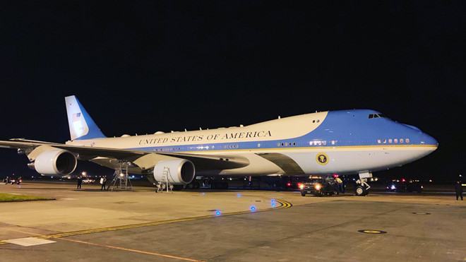 Chuyên cơ Không lực 1 tiếp nhiên liệu tại căn cứ Mildenhall (Anh)  /// Twitter Steve Herman