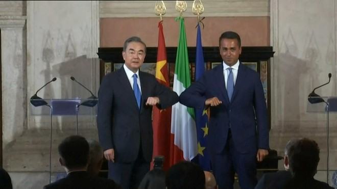Ngoại trưởng Ý Luigi Di Maio đụng khuỷu tay với Ngoại trưởng Trung Quốc Vương Nghị tại Rome hôm 25.8 /// Reuters