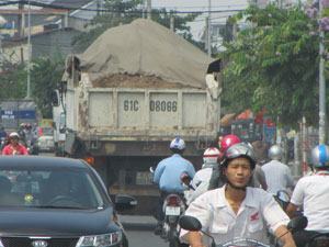 Chuyện dài xe quá tải, quá khổ: Kỳ 1: Nỗi ám ảnh của người dân