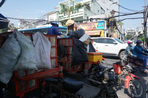 Chuyển đổi phương tiện thu gom rác: Chưa thấy lối ra - Ảnh 1.