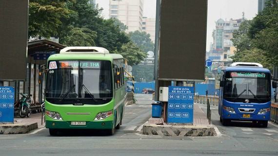 Trạm xe buýt đường Hàm Nghi (quận 1, TPHCM). Ảnh: HOÀNG HÙNG