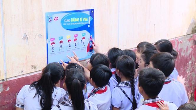 Các em học sinh hào hứng chỉ nhau cách giữ vệ sinh đúng cách