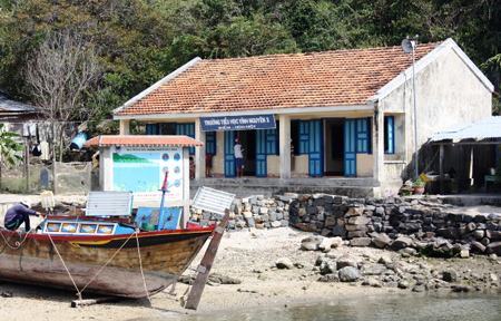 Chuyện những người “cõng chữ” ra đảo xa