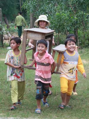 Chuyển trường chạy lũ