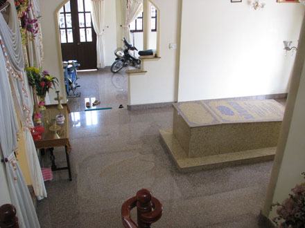 Chuyện về ngôi mộ nằm giữa phòng khách một biệt thự