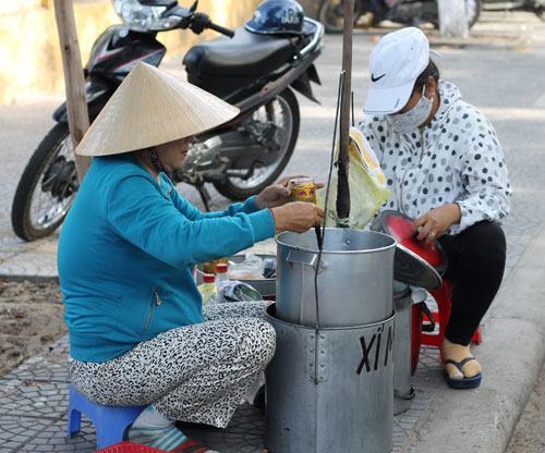 “Giữ hồn” phố cổ: Bài 1: Quán chè gánh hai thế hệ