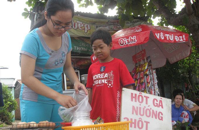 Cô á khoa bán trứng gà nướng