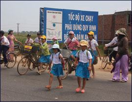 Cô dắt trò qua đường