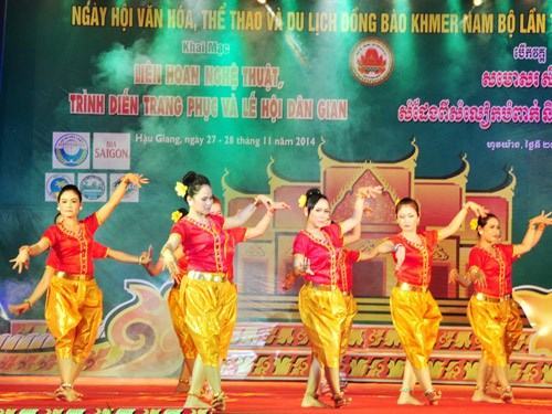 Cô gái đam mê nghệ thuật dân tộc Khmer