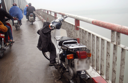 Cô gái nhảy cầu Chương Dương tự tử