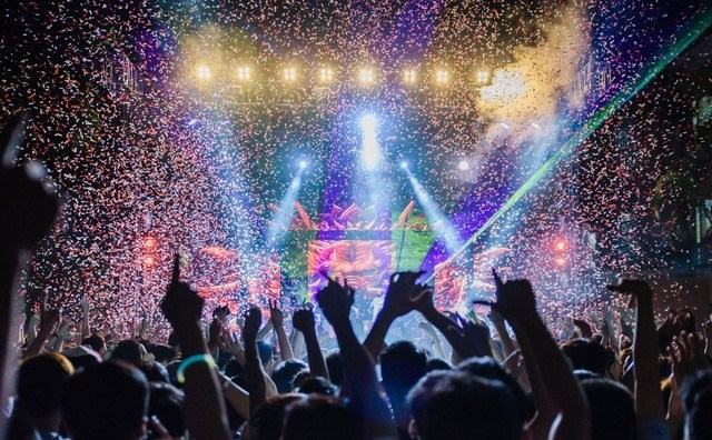 Đại nhạc hội thường có sức thu hút mãnh liệt đối với các bạn trẻ.