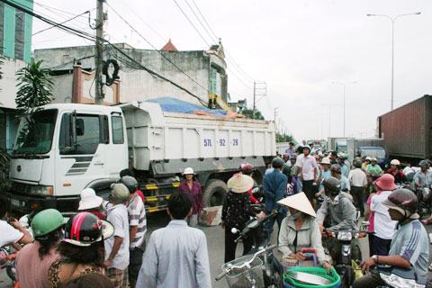 Cô giáo bị xe tải cán chết thảm