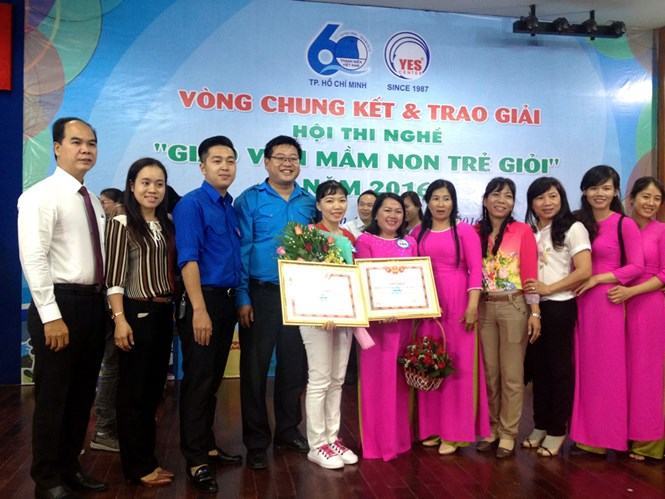 Trao nhất cho cô Trần Thị Bích Thảo, giáo viên Trường mầm non Hoa Phượng 1, huyện Bình Chánh (bên phải) và giải nhì cho cô Nguyễn Thị Ngọc Hiền, giáo viên Trường mầm non Anh Đào, Q.Gò Vấp (bên trái), đoạt giải hội thi Giáo viên mầm non trẻ giỏi năm 2016. /// Ảnh: Lê Thanh