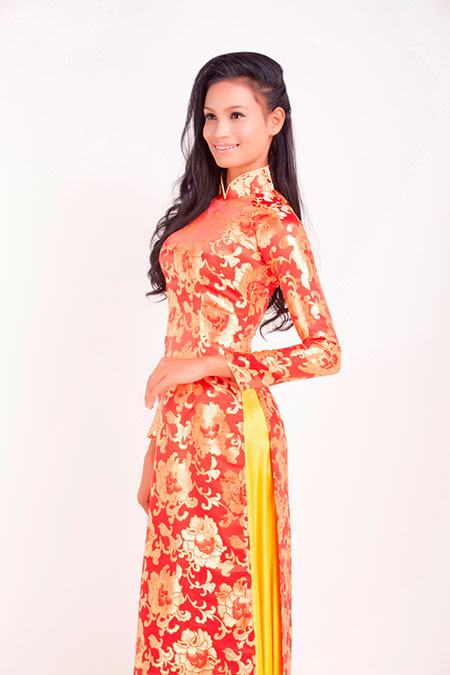 Cô giáo trẻ Hăng Niê rực rỡ với áo dài xuân