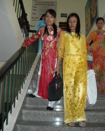 Cô giáo trẻ vươn lên từ đôi chân khập khiễng