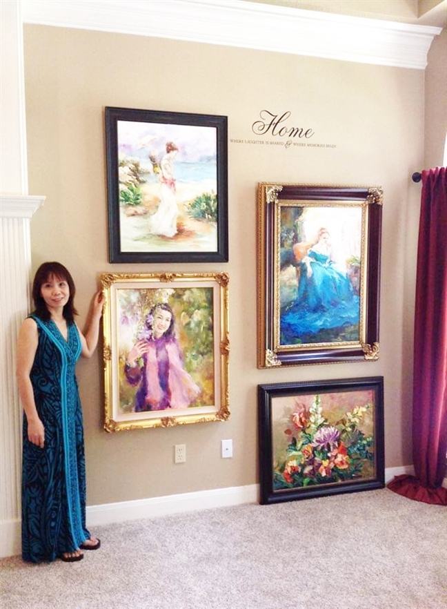 Có một họa sĩ đang bày tranh trong con phố nhà bạn