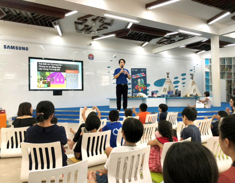 Các khán giả nhí hào hứng tham gia thí nghiệm chế tạo đèn cảm ứng ánh sáng trong hôm khai mạc Liên hoan phim Khoa học tại Việt Nam ở khu vực TP.HCM 