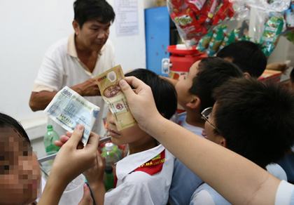 Có nên cho con xài tiền sớm?