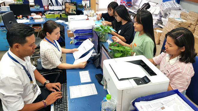 Thí sinh nộp hồ sơ xét tuyển vào một trường đại học tại TP.HCM bằng học bạ sáng 9.5  /// ĐÀO NGỌC THẠCH