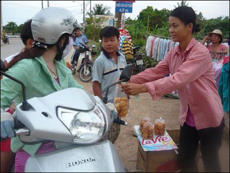 Cô sinh viên bán bánh đổi chữ