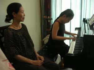 Cô trò nhỏ “bén duyên” với nghệ thuật hàn lâm