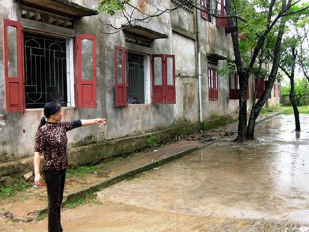 Cô Nguyễn Thị Phương, chủ tịch Công đoàn trường tiểu học Khánh Lộc xác định dưới nền đất, chỗ gốc cây cạnh bức tường dãy nhà phía Tây có kho thuốc trừ sâu thường xuyên bốc mùi nồng nặc.