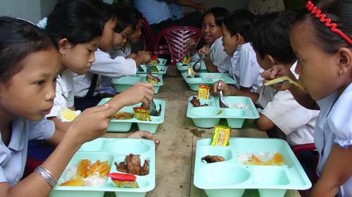 Cơm trưa nghĩa tình tặng 15 học trò
