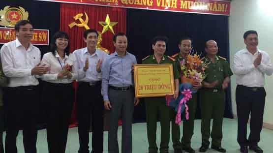 Khen thưởng lực lượng triệt phá cơ sở sản xuất “cỏ” Mỹ