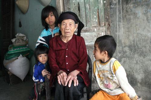 Con 70 tuổi nuôi mẹ hơn 100 tuổi