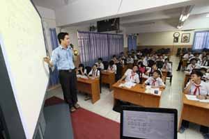 Còn khoảng cách giữa đào tạo và thực tiễn