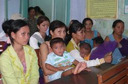 Con suýt mất mạng vì cha mẹ làm “bác sĩ”