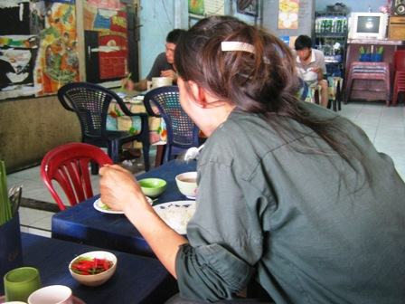 Con tăng phí ăn học, bố mẹ thêm lao đao