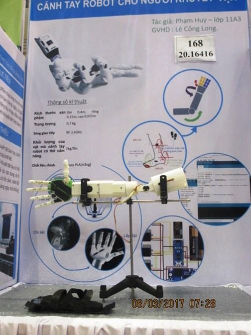 Con trai thợ sửa xe máy chế tay robot giúp người khuyết tật - ảnh 3