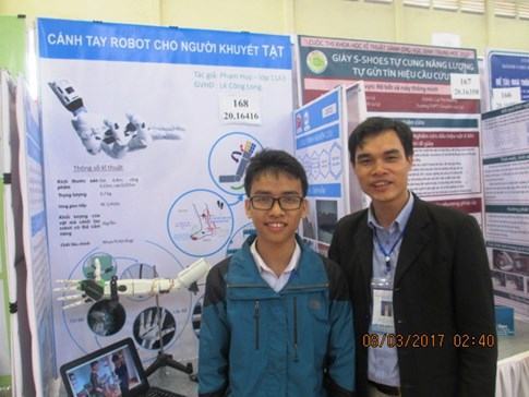 Con trai thợ sửa xe máy chế tay robot giúp người khuyết tật - ảnh 4