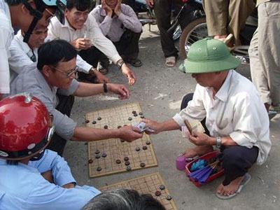 Con vào trường thi, bố đứng ngoài… chơi đỏ đen