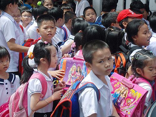 “Cõng” cặp đến trường